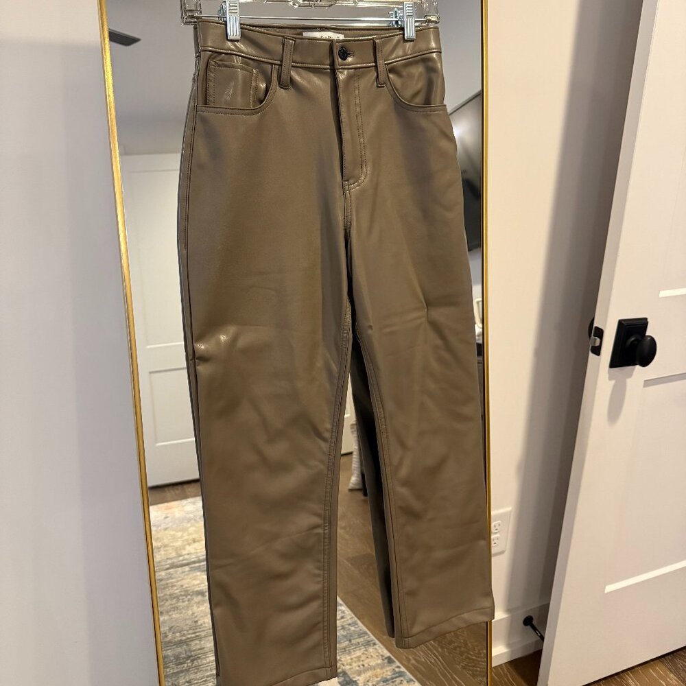 Abercrombie & Fitch Curve Love Vegan Leather 90s Straight Pants - Extra Short
